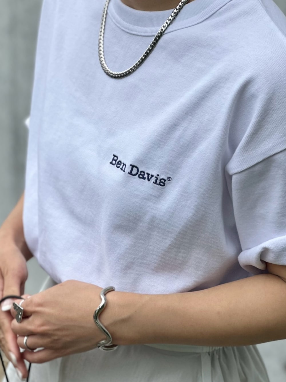「BEN DAVIS、ベンデイビス、NAVAL、naval_tokyo、白Tシャツ、ホワイトコーデ、ホワイト、バルーンスカート、オトナカジュアル、大人カジュアル、サンダル、夏ファッション、大人ファッション、スカートスタイル、ママコーデ」｜「abahouse mavieの【Oggi掲載/WEB Domani掲載】バルーンスカート（スカート、ホワイト系）」を使った、mikaさん（レディース・157cm）の夏コーディネートの4枚目の写真