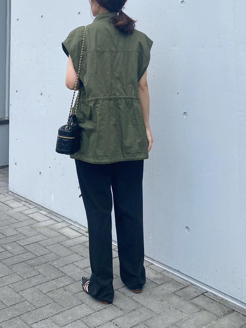 「AS KNOW AS plus、AS KNOW AS、バニティバッグ、ミニバッグ、ミリタリーベスト、ミリタリージャケット、パンツスタイル、UNIQLO、オトナ女子、きれいめカジュアル、オトナカジュアル、ママコーデ、ママファッション、シンフルコーデ」｜「UNIQLOのアイテム（パンツ、ブラック系）」を使った、mikaさん（レディース・157cm）の夏コーディネートの3枚目の写真