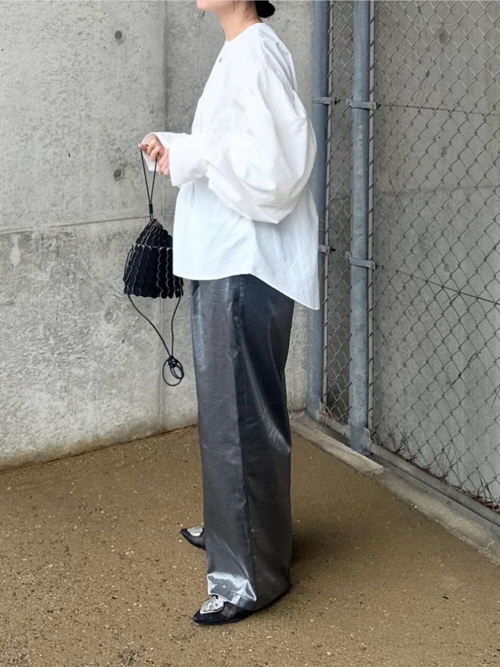 「notch.、イージーパンツ、パンツスタイル、パンツコーデ、パンツ、春、きれいめカジュアル、大人コーデ、キレイめ、春服コーデ、ママファッション、オトナ女子、モノトーンコーデ」｜「notch.のグリッターイージーパンツ（その他パンツ、ブラック系）」を使った、mikaさん（レディース・157cm）の春コーディネートの2枚目の写真