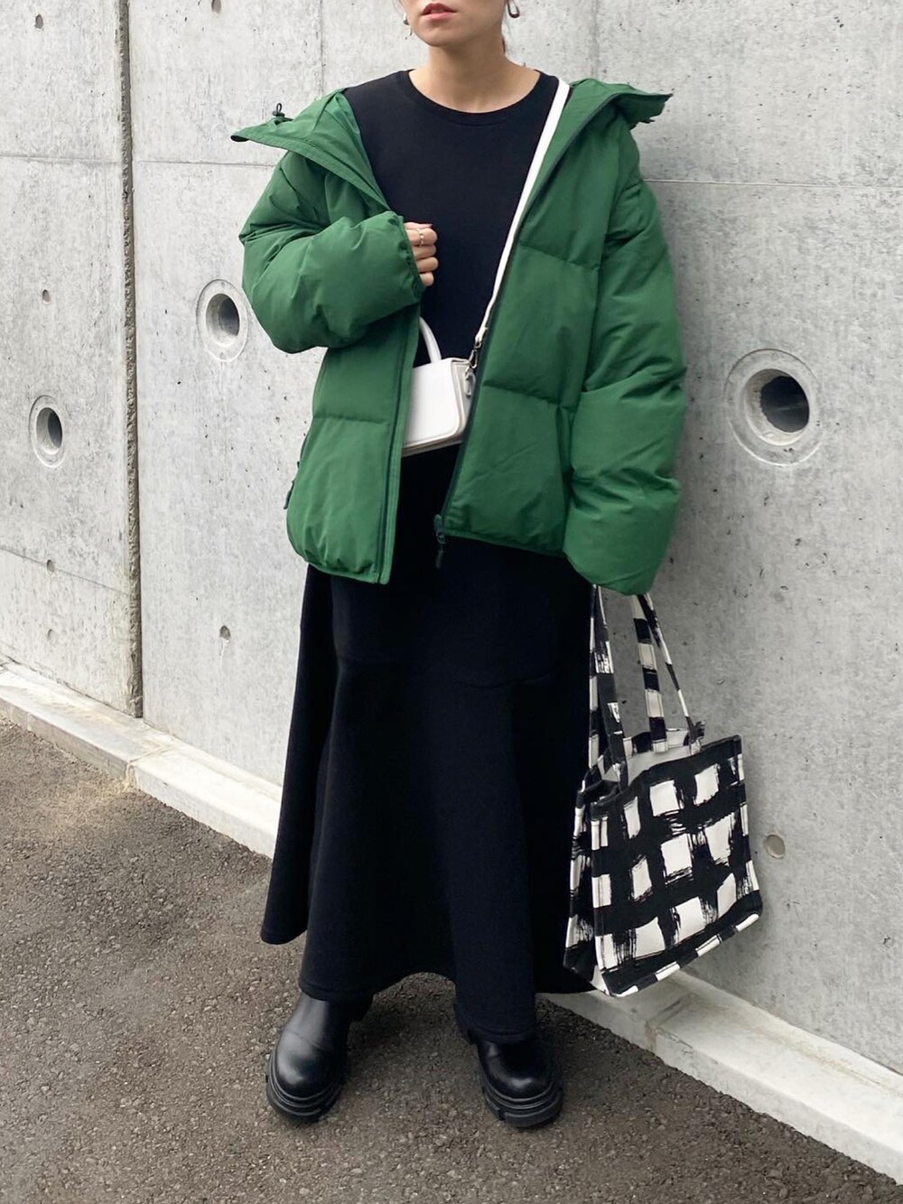 「JUNOAH、マーメイドワンピース、ワンピース、ラクチンコーデ、ミニバッグ、トートバッグ、aeyon、plachic、チェルシーブーツ、SHOO-LA-RUE、GU、ダウンジャケット、カジュアルコーデ、きれいめカジュアル」｜「plachicのアイテム（トートバッグ、ブラック系）」を使った、mikaさん（レディース・157cm）の冬コーディネートの4枚目の写真