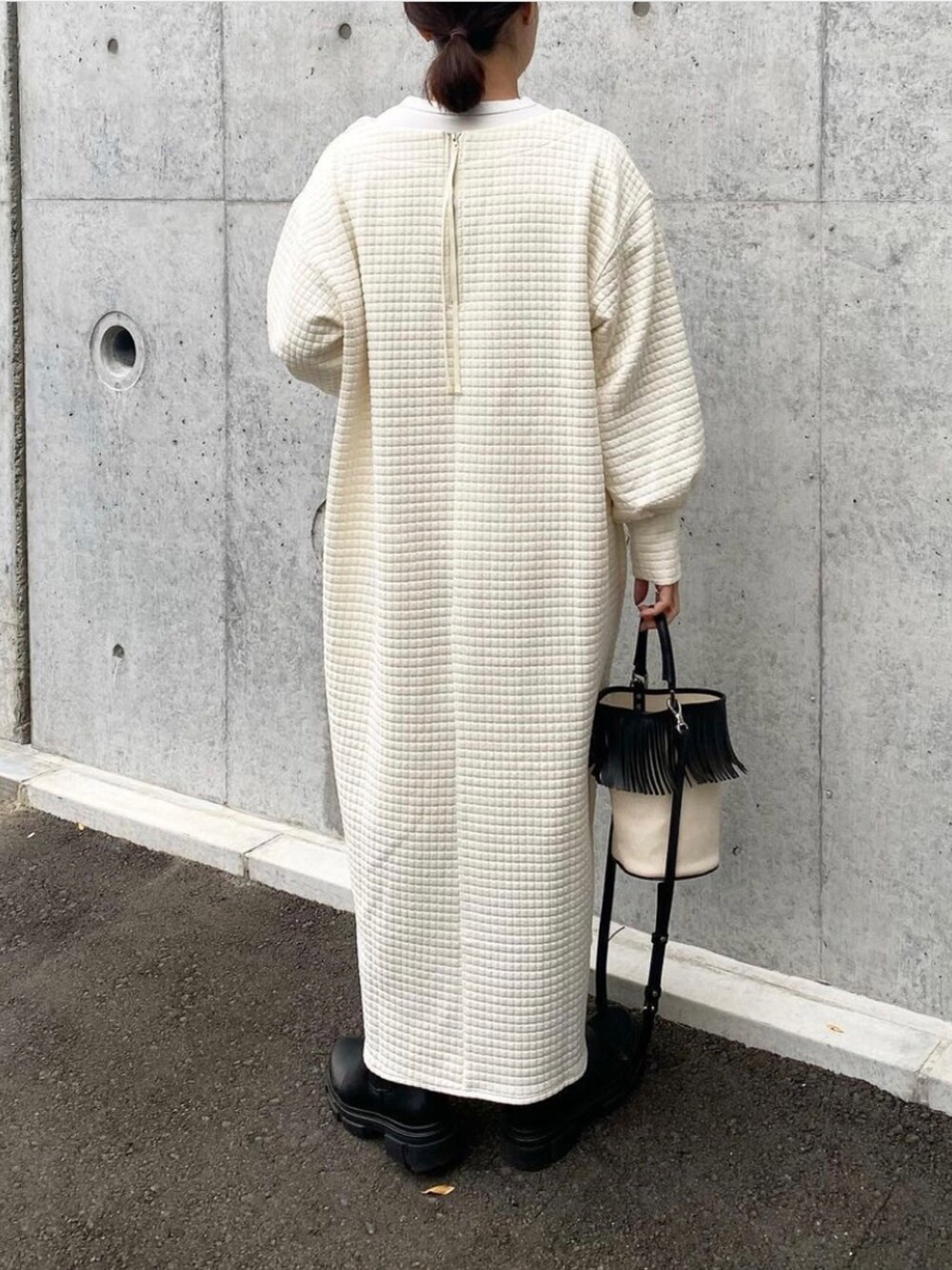 「bab、babcode、ワンピース、モノトーン、モノトーンコーデ、私の推しブランド、春服、AYAKOBAG、SHOO-LA-RUE、チェルシーブーツ、フリンジバッグ、きれいめカジュアル、オトナカジュアル、ママコーデ、ママファッション」｜「ayakobagのアイテム（バッグ、ホワイト系）」を使った、mikaさん（レディース・157cm）の冬コーディネートの3枚目の写真