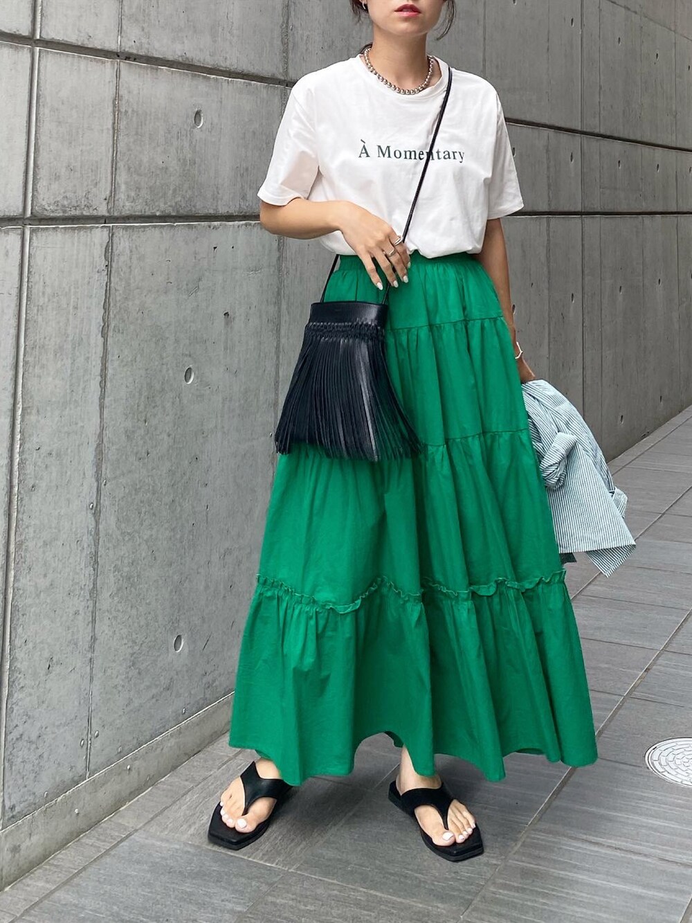 「LAUIR、JUNOAH、ティアードスカート、グリーン、グリーンスカート、フレアスカート、ロゴT、ストライプシャツ、plachic、aeyon、UNIQLO、トングサンダル、ショルダーバッグ、オトナカジュアル、きれいめカジュアル」｜「LAUIRのギャザーフリルティアードマキシスカート（スカート、グリーン系）」を使った、mikaさん（レディース・157cm）の夏コーディネートの3枚目の写真