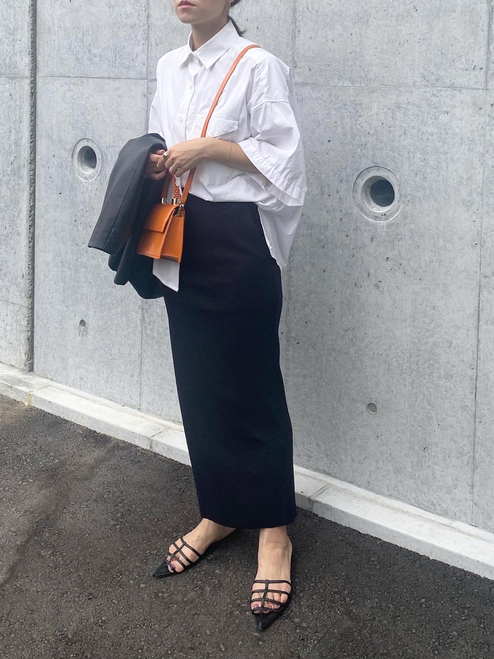 「リブタイトスカート、リブスカート、and Me、アンドミー、セルフカットスカート、タイトスカート、レザーベスト、ジレ、ジレスタイル、ZARA、HEWN、白シャツ、ママコーデ、きれいめカジュアル、オトナカジュアル」｜「ZARAのアイテム（バッグ、オレンジ系）」を使った、mikaさん（レディース・157cm）の夏コーディネートの3枚目の写真
