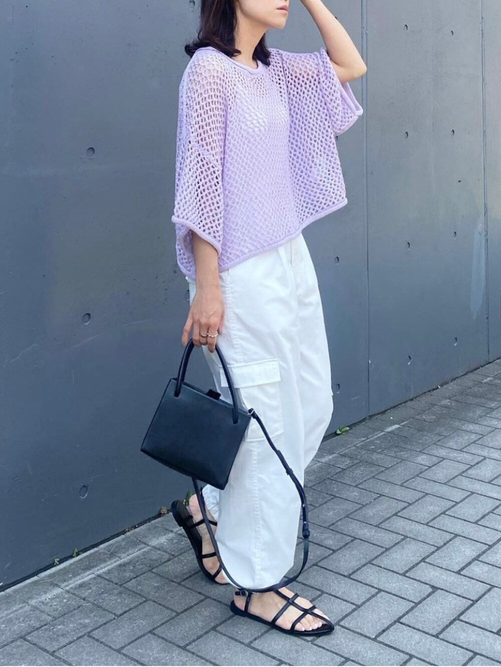 「Angie、ANGIE、ANGIE VINTAGE、メッシュニット、メッシュトップス、クロップドトップス、クロップド丈、GRL、グレイル、カーゴパンツ、サンダル、きれいめカジュアル、オトナカジュアル、ママコーデ、ママファッション」｜「GRLのアイテム（カーゴパンツ、ホワイト系）」を使った、mikaさん（レディース・157cm）の春コーディネートの2枚目の写真