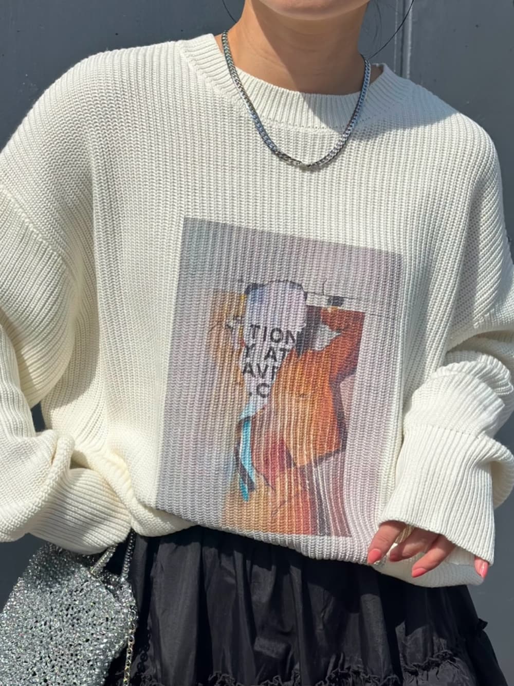 「notch.、notch. by yui、今日のコーデ、春服コーデ、大人カジュアルコーデ、大人かわいい、スカートコーデ、春ニット、ティアードスカート、スプリングニット、フォトプリント、ゆるコーデ、お洒落さんとつながりたい、ラフコーデ、楽チンコーデ」｜「notch.のフォトプリントプルオーバーニット（ニット/セーター、ホワイト系）」を使った、mikaさん（レディース・157cm）の春コーディネートの5枚目の写真