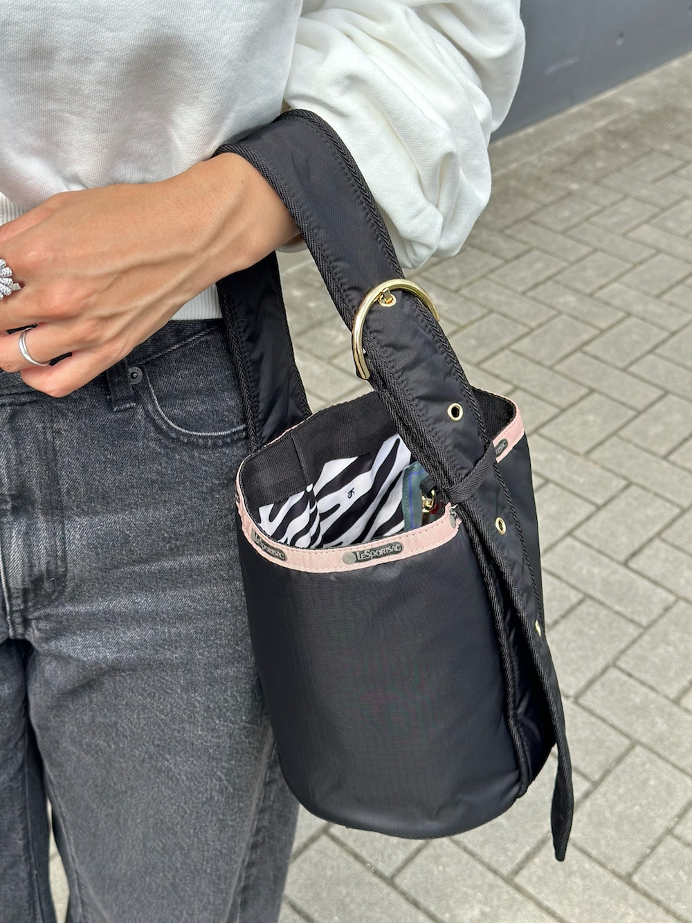 「lesportsac、LeSportsac、レスポートサック、レスポートサックアトリエ、lesportsacatelier、秋っぽコーデ更新中、ワンショルダーバッグ、オフショル、オフショルスウェット、デニム、バレルレッグジーンズ、GU、きれいめカジュアル、オトナカジュアル、秋冬コーデ」｜「sh_kiのアイテム（スウェット、ホワイト系）」を使った、mikaさん（レディース・157cm）の秋コーディネートの5枚目の写真