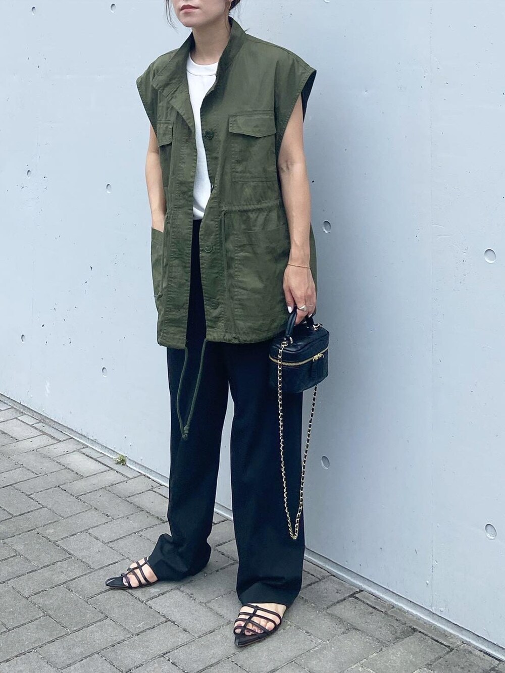 「AS KNOW AS plus、AS KNOW AS、バニティバッグ、ミニバッグ、ミリタリーベスト、ミリタリージャケット、パンツスタイル、UNIQLO、オトナ女子、きれいめカジュアル、オトナカジュアル、ママコーデ、ママファッション、シンフルコーデ」｜「UNIQLOのアイテム（パンツ、ブラック系）」を使った、mikaさん（レディース・157cm）の夏コーディネートの4枚目の写真