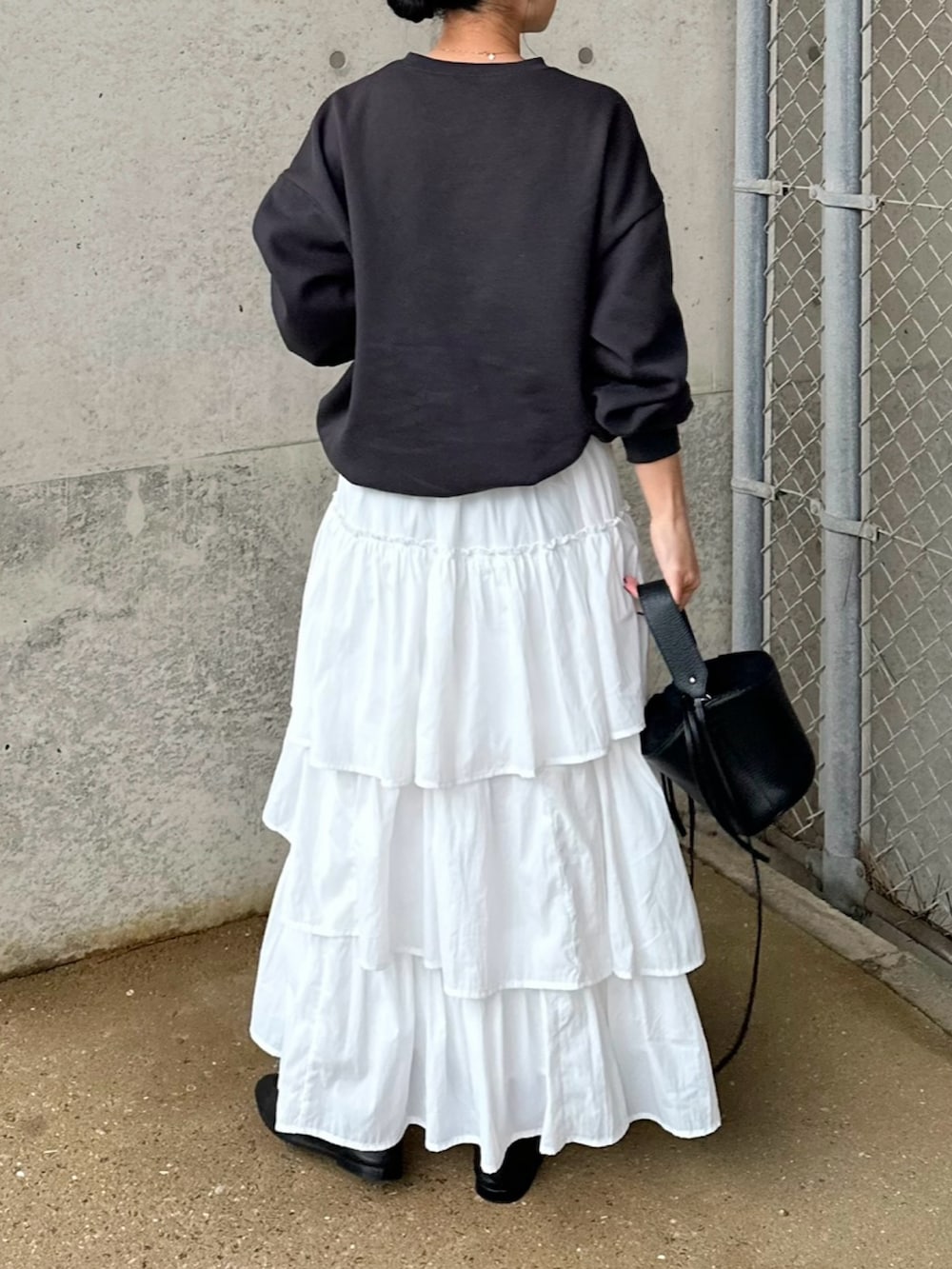 「notch.、notch. by yui、ティアードスカート、ロングスカート、モノトーン、オトナカジュアル、オトナ女子、春コーデ、春服コーデ、大人かわいい、春服みてみて、ママファッション、スウェット、スウェットコーデ、大人女子」｜「coca（coca）のアイテム（スウェット、ブラック系）」を使った、mikaさん（レディース・157cm）の春コーディネートの3枚目の写真