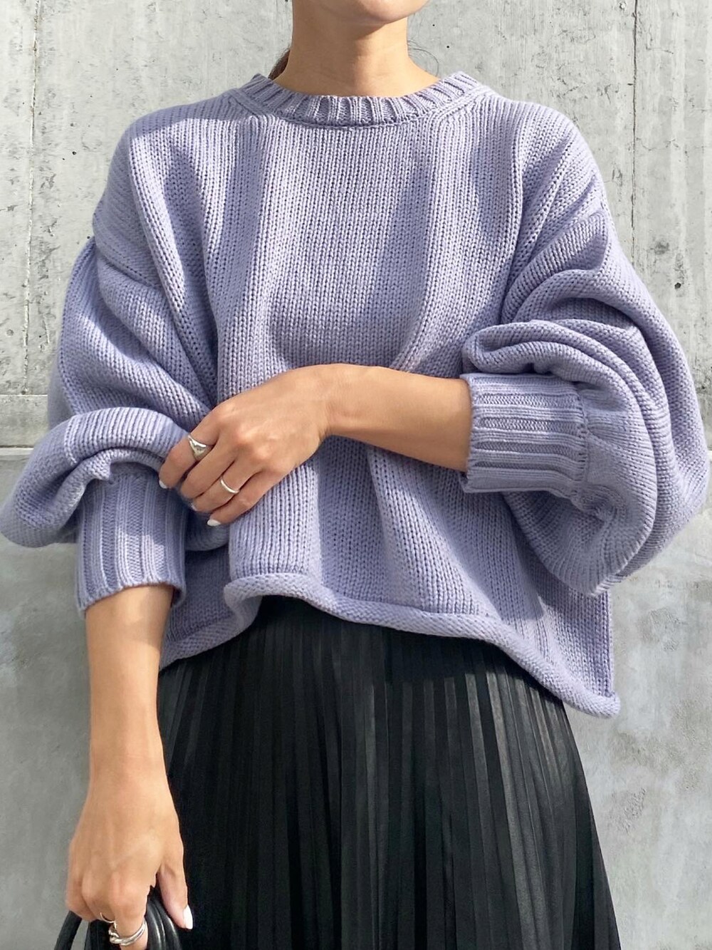 ブラック系のバッグ、ブラック系のスカート、ブラック系のスニーカーを着用したレディースの秋コーディネートの5枚目の写真