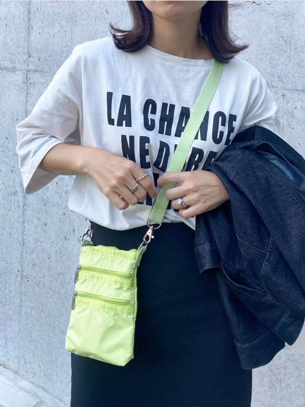 「lesportsac、レスポートサック、ショルダーバッグ、ZARA、シンプルスタイル、カラーバッグ、ライムグリーン、ライム、夏コーデ、ロゴT、きれいめカジュアル、オトナカジュアル、ママコーデ、ママファッション、ナロースカート」｜「hewnのアイテム（サンダル、ブラック系）」を使った、mikaさん（レディース・157cm）の春コーディネートの3枚目の写真