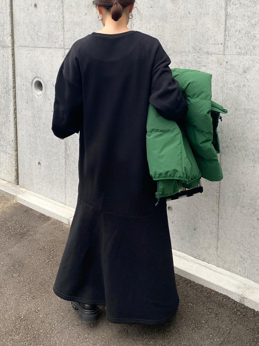 「JUNOAH、マーメイドワンピース、ワンピース、ラクチンコーデ、ミニバッグ、トートバッグ、aeyon、plachic、チェルシーブーツ、SHOO-LA-RUE、GU、ダウンジャケット、カジュアルコーデ、きれいめカジュアル」｜「plachicのアイテム（トートバッグ、ブラック系）」を使った、mikaさん（レディース・157cm）の冬コーディネートの3枚目の写真