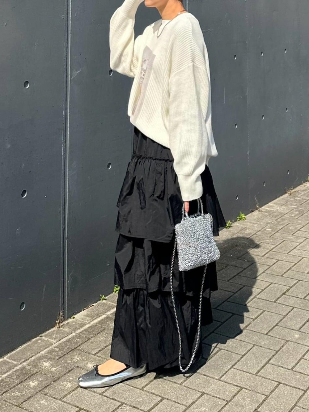 「notch.、notch. by yui、今日のコーデ、春服コーデ、大人カジュアルコーデ、大人かわいい、スカートコーデ、春ニット、ティアードスカート、スプリングニット、フォトプリント、ゆるコーデ、お洒落さんとつながりたい、ラフコーデ、楽チンコーデ」｜「notch.のフォトプリントプルオーバーニット（ニット/セーター、ホワイト系）」を使った、mikaさん（レディース・157cm）の春コーディネートの2枚目の写真
