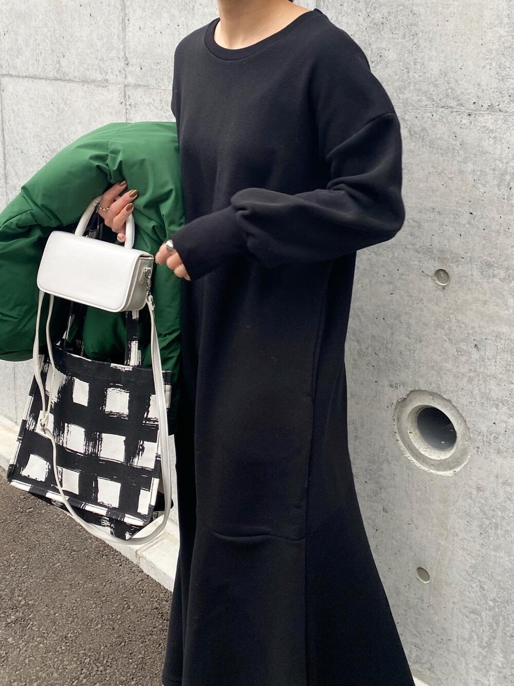 「JUNOAH、マーメイドワンピース、ワンピース、ラクチンコーデ、ミニバッグ、トートバッグ、aeyon、plachic、チェルシーブーツ、SHOO-LA-RUE、GU、ダウンジャケット、カジュアルコーデ、きれいめカジュアル」｜「plachicのアイテム（トートバッグ、ブラック系）」を使った、mikaさん（レディース・157cm）の冬コーディネートの5枚目の写真