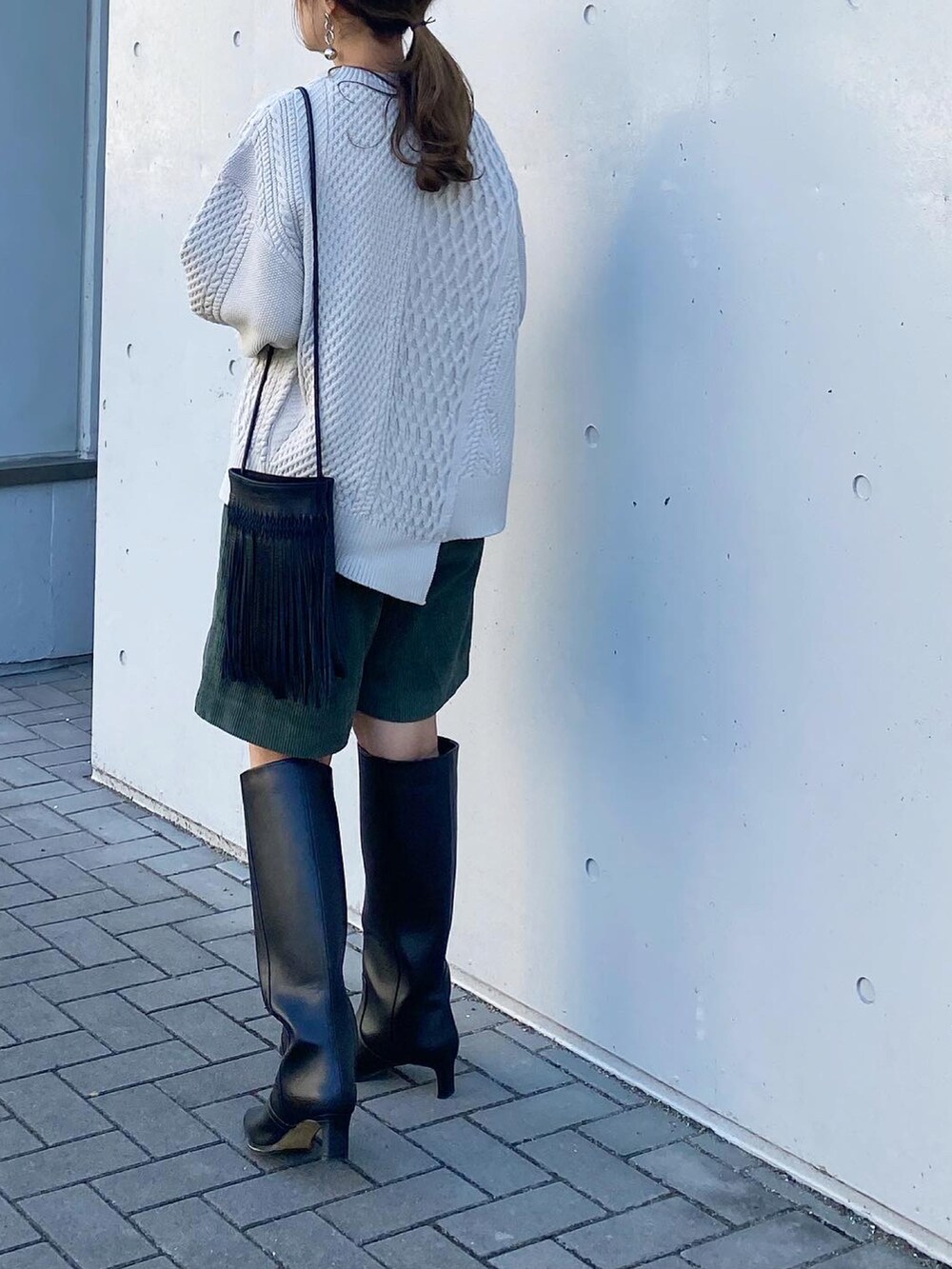 「ケーブルニット、ニット、アシンメトリー、BONbazaar、ボンバザール、コーデュロイパンツ、バミューダパンツ、plachic、ロングブーツ、H&M、nomadis、フリンジバッグ、ショルダーバッグ、オトナカジュアル、きれいめカジュアル」｜「H&Mのアイテム（ブーツ、ブラック系）」を使った、mikaさん（レディース・157cm）の秋コーディネートの3枚目の写真