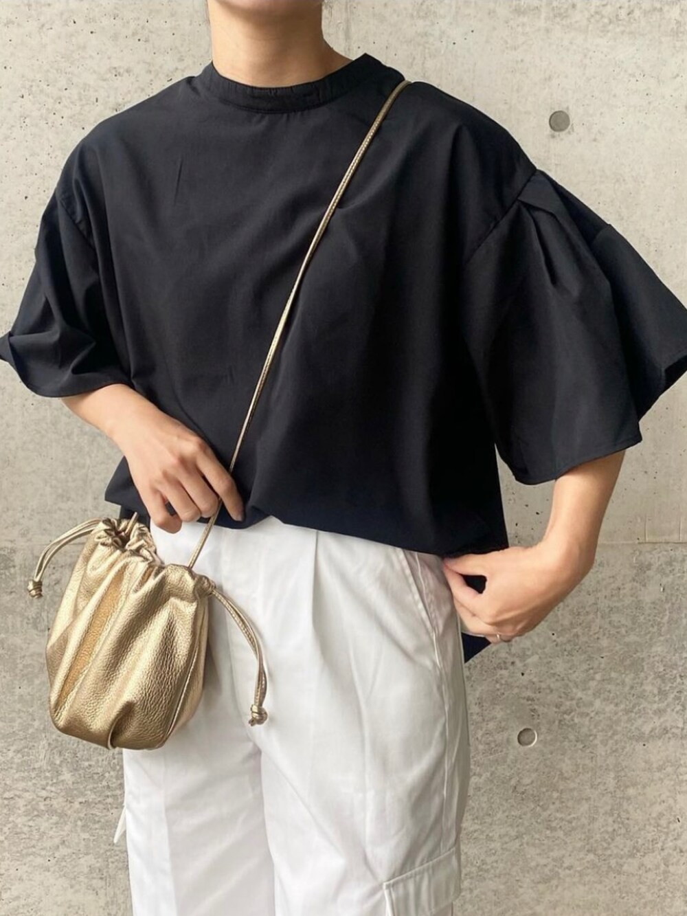 「bohmal、ボマール、bohmal_style、bohmal_official、前後2WAY袖タックブラウス、前後2way、ブラウス、カーゴパンツ、GRL、メタリック、モノトーン、きれいめカジュアル、オトナカジュアル、ママコーデ、春夏コーデ」｜「GRLのアイテム（カーゴパンツ、ホワイト系）」を使った、mikaさん（レディース・157cm）の春コーディネートの5枚目の写真