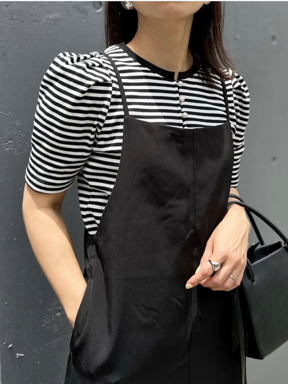 「BONLECILL、ボンルシール、ボーダートップス、ボーダー、パールボタン、モノトーン、モノトーンコーデ、きれいめカジュアル、オトナカジュアル、ラクチンコーデ、夏コーデ、サンダル、evernavy、サロペット、ZARA」｜「ZARAのアイテム（ショルダーバッグ、ブラック系）」を使った、mikaさん（レディース・157cm）の夏コーディネートの5枚目の写真
