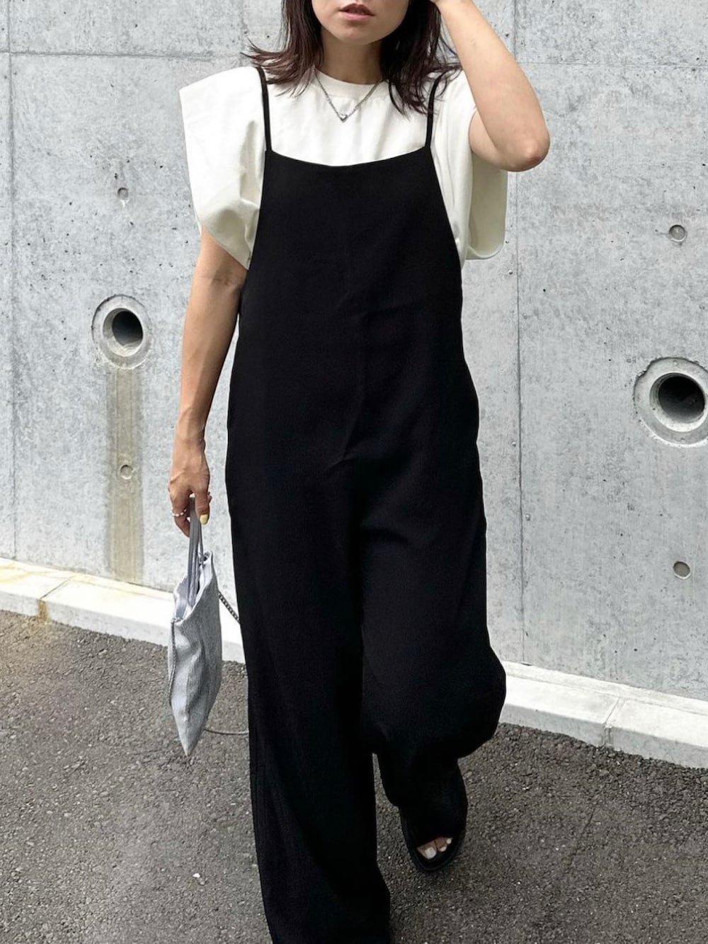 「evernavy、エバーネイビー、サロペット、ラクチンコーデ、モノトーン、シンプルスタイル、このスタイルがお気に入り、ZARA、ザラ、きれいめカジュアル、オトナカジュアル、オトナ女子、ママコーデ、ママファッション、夏コーデ」｜「evernavyのとろみ素材スクエアネックサロペット（サロペット/オーバーオール、ブラック系）」を使った、mikaさん（レディース・157cm）の夏コーディネートの4枚目の写真