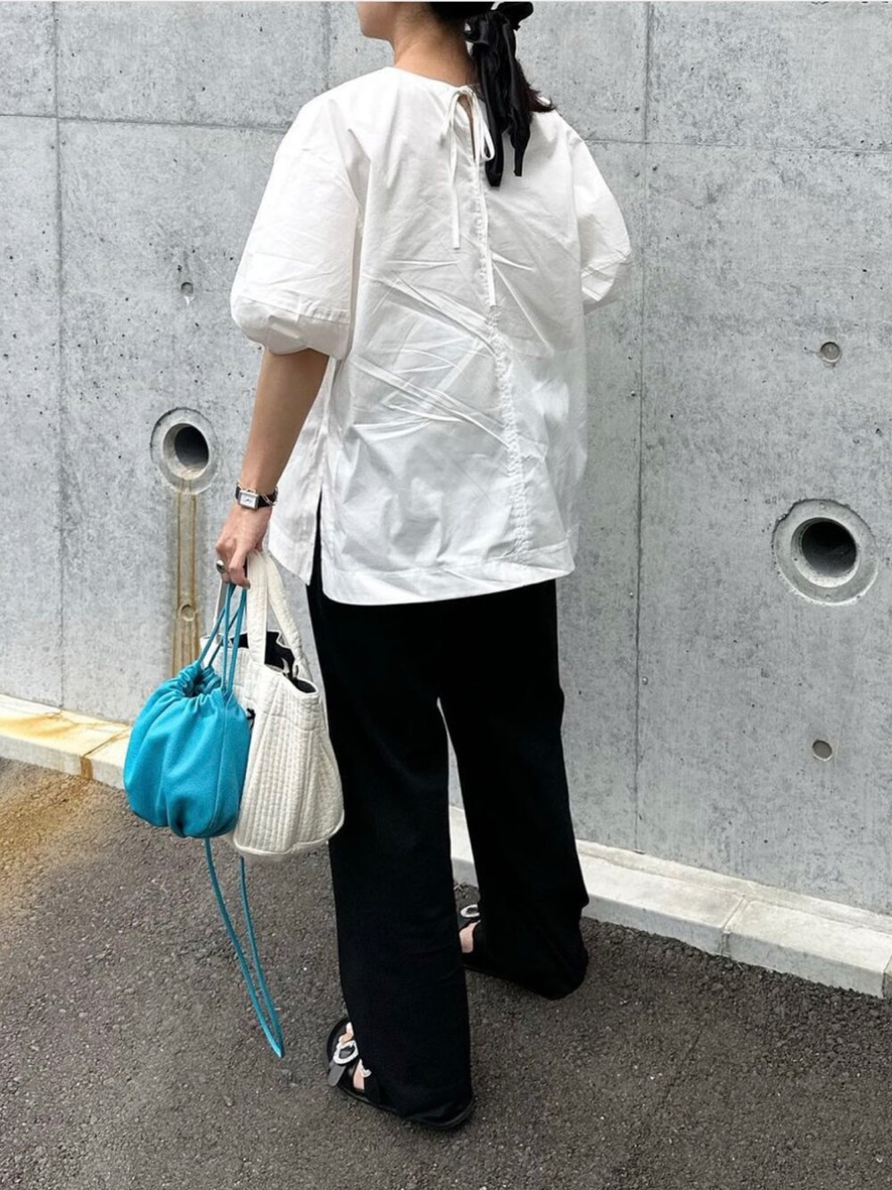 「evernavy、エバーネイビー、ブラウス、ブラウスコーデ、キレイめカジュアル、夏コーデ、オトナカジュアル、夏服、大人女子、ママコーデ、ママファッション、キレイめ、パンツスタイル」｜「UNIQLOのアイテム（パンツ、ブラック系）」を使った、mikaさん（レディース・157cm）の夏コーディネートの3枚目の写真