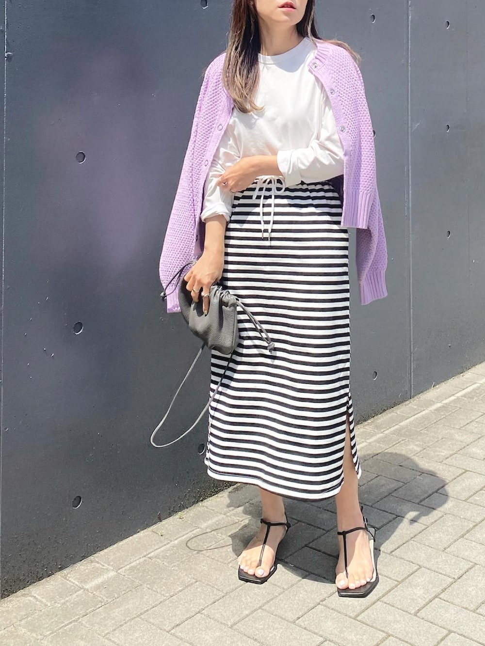 「Ciena、styledoor、Emmataylor、aeyon、plachic、カーディガン、2wayカーディガン、ボーダー、ボーダースカート、AYAKOBAG、巾着バッグ、ZARA、サンダル、きれいめカジュアル、オトナカジュアル」｜「CIENAのカノコ2wayカーディガン（カーディガン/ボレロ、パープル系）」を使った、mikaさん（レディース・157cm）の春コーディネートの3枚目の写真