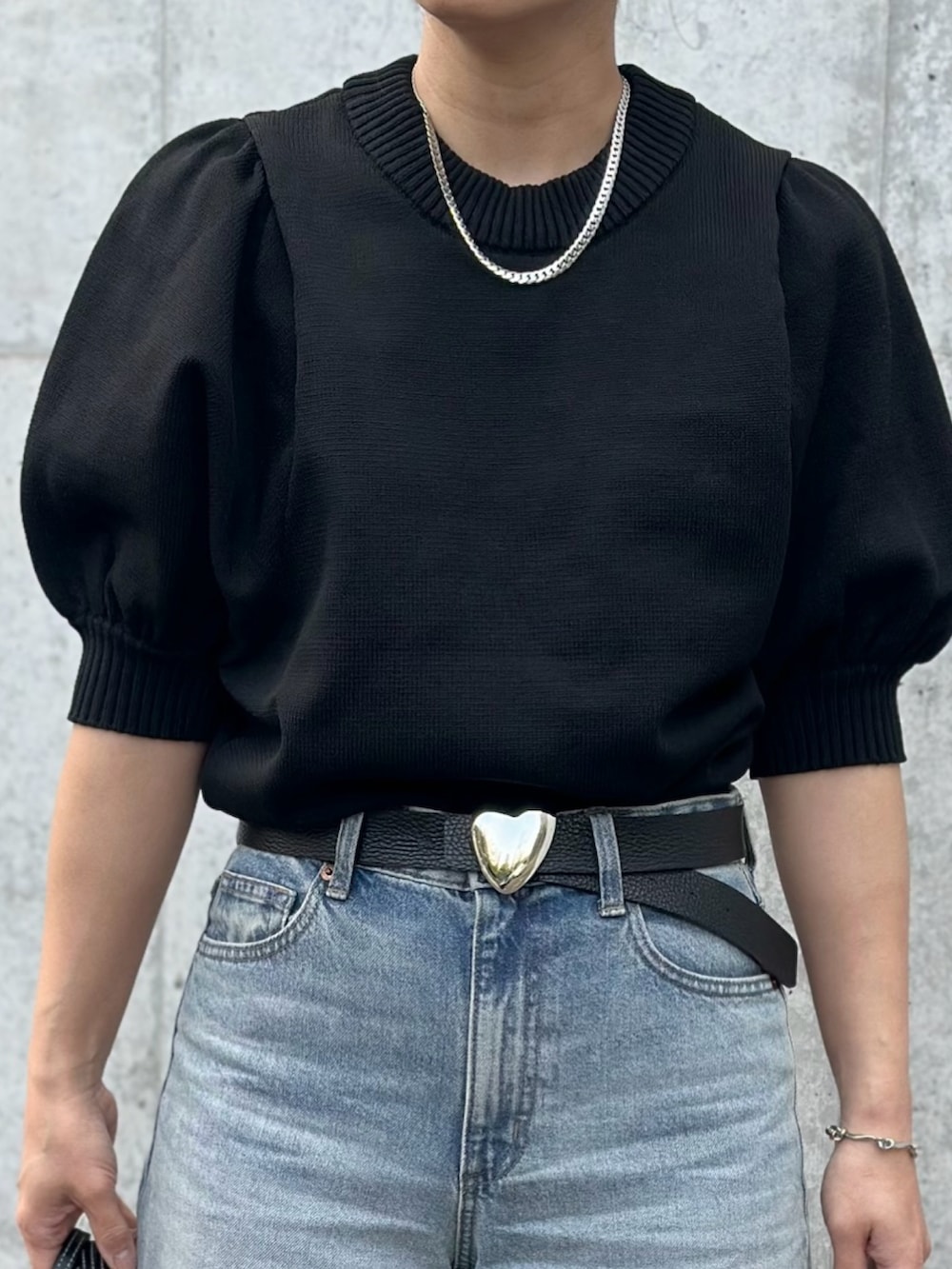 「Ranan(Ranan)、rananstyle、ラナン、半袖ニット、春コーデ、春ニット、春めき満開コーデ、春服コーデ、オトナ女子、大人ファッション、大人カジュアル、きれいめカジュアル、ママコーデ、ママファッション、デニム」｜「LE TALONのポインテッドネットフラット（その他シューズ、ブラック系）」を使った、mikaさん（レディース・157cm）の春コーディネートの4枚目の写真