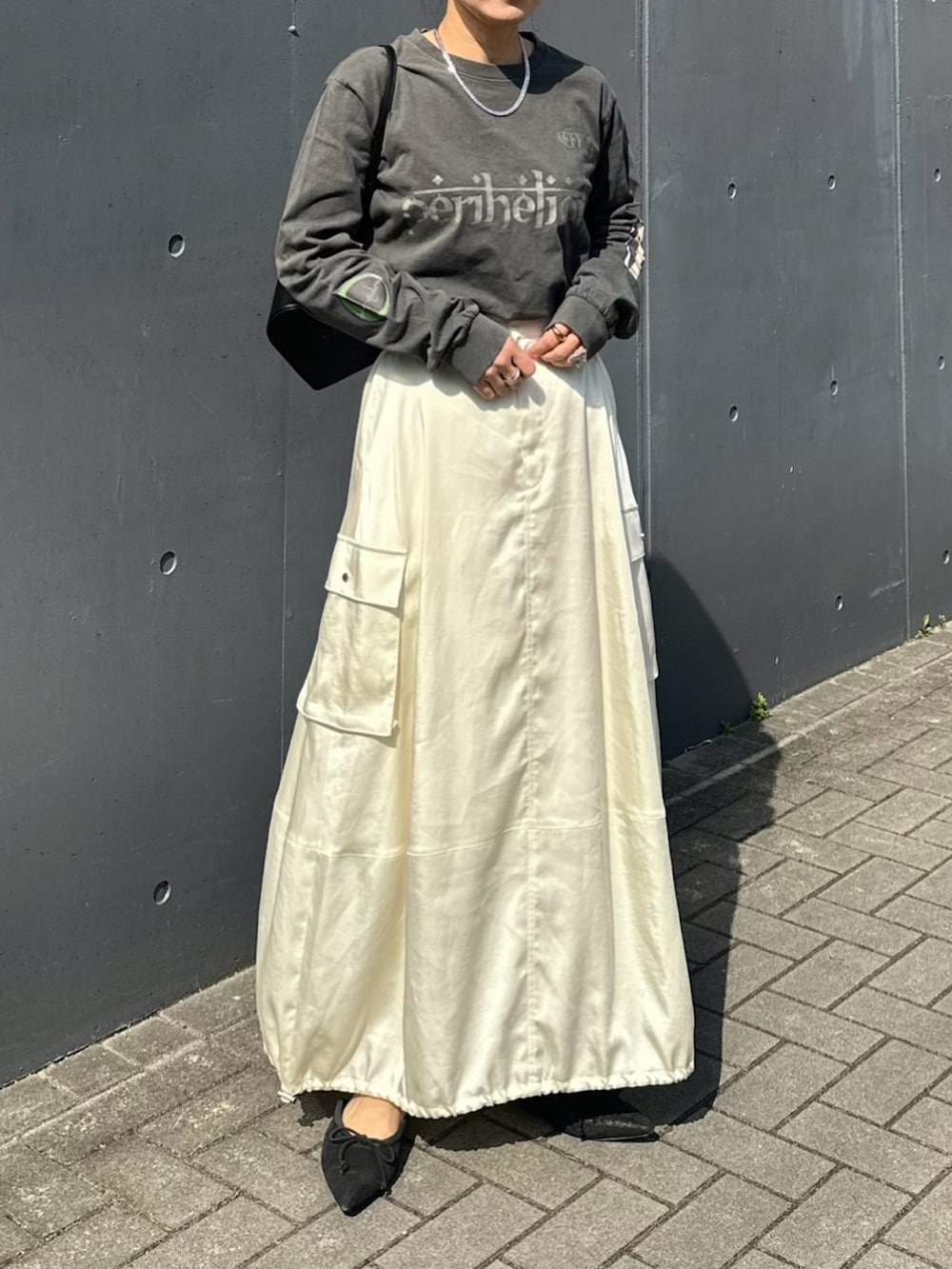 「le elmi、ルエルミ、ロンT、グラフィックＴ、春服、大人女子、カジュアルコーデ、大人カジュアル、サテンスカート、はるコーデ、レディースファッション、ママコーデ、スカートスタイル、スカートコーデ、モノトーン」｜「ADAM ET ROPE'の【サステナブル】サテンバルーンカーゴスカート（スカート、ホワイト系）」を使った、mikaさん（レディース・157cm）の春コーディネートの2枚目の写真