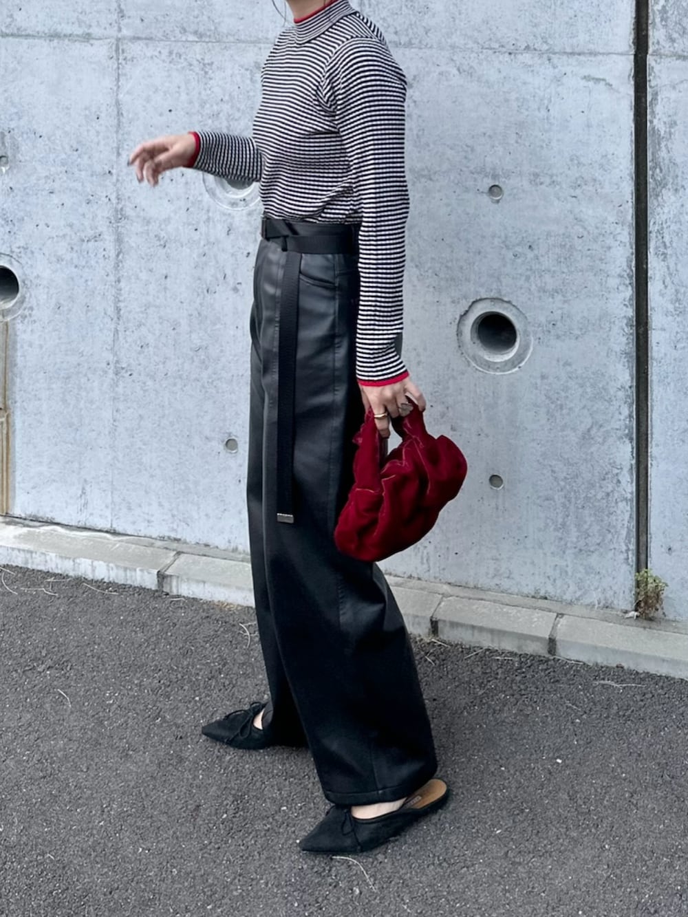 ブラック系のニット/セーター、レッド系のトートバッグ、ブラック系のその他パンツを着用したレディースの秋コーディネートの2枚目の写真