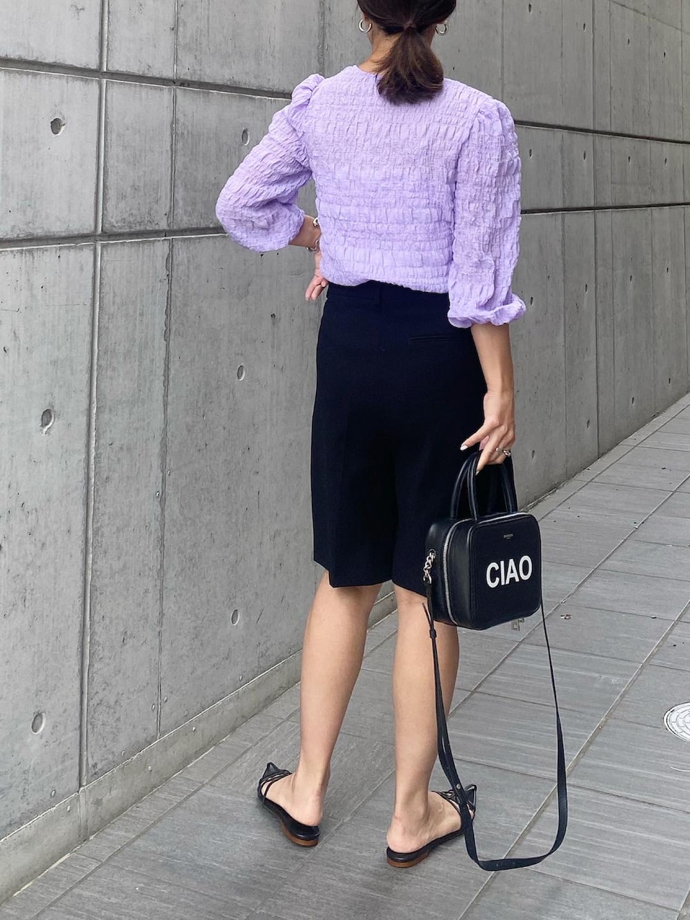 「JUNOAH、ブラウス、ブラウスコーデ、バミューダパンツ、ハーフパンツ、ZARA、michino、HEWN、オトナカジュアル、きれいめカジュアル、ママコーデ、パンツスタイル、秋のコーデ、大人女子、パープル」｜「LAUIRのランダムステッチブラウス（シャツ/ブラウス、パープル系）」を使った、mikaさん（レディース・157cm）の夏コーディネートの2枚目の写真