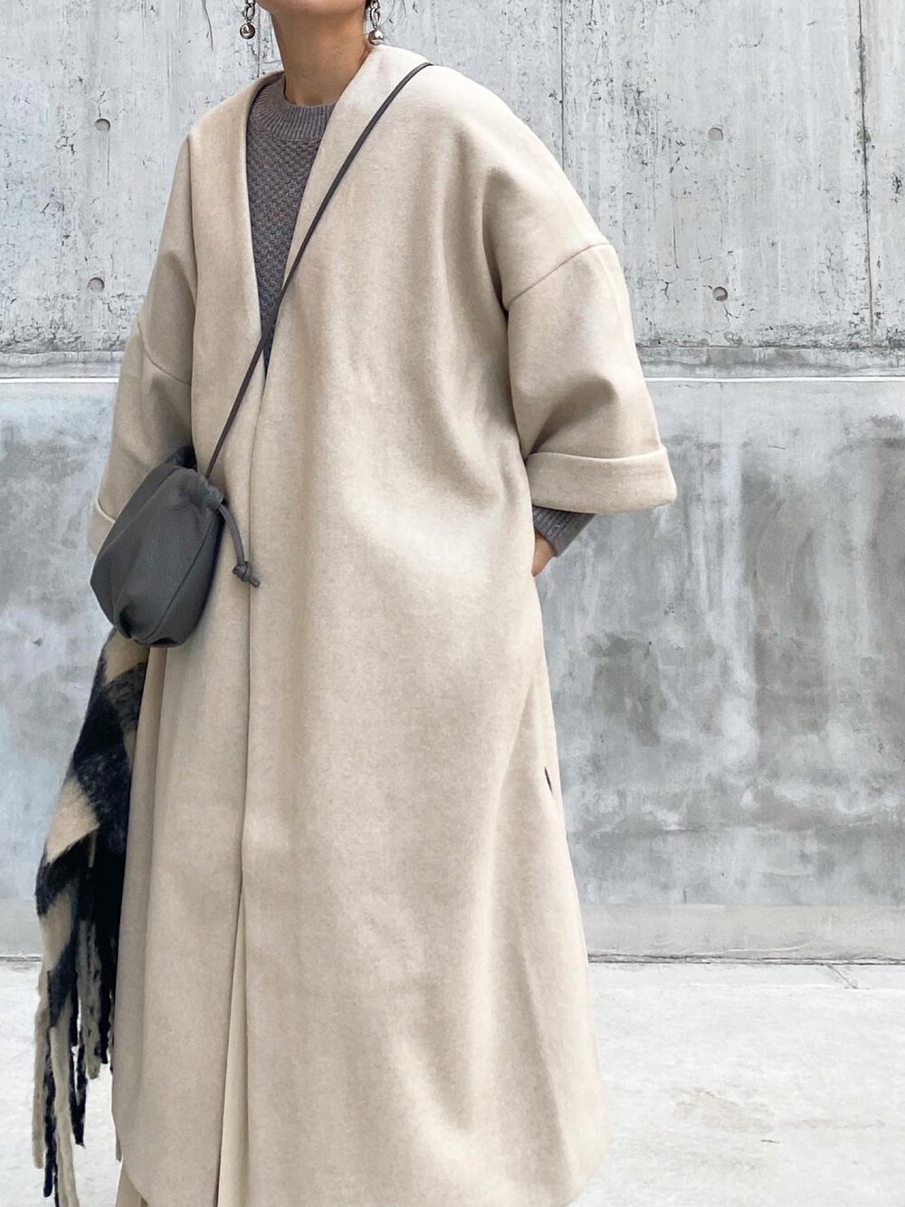 「ロングコート、ノーカラーコート、ガウンコート、plachic、aeyon、レザースカート、プリーツスカート、ZARA、マフラー、チェック、ショートブーツ、巾着バッグ、ショルダーバッグ、きれいめカジュアル、オトナカジュアル」｜「plachicのアイテム（ノーカラーコート、ホワイト系）」を使った、mikaさん（レディース・157cm）の冬コーディネートの5枚目の写真