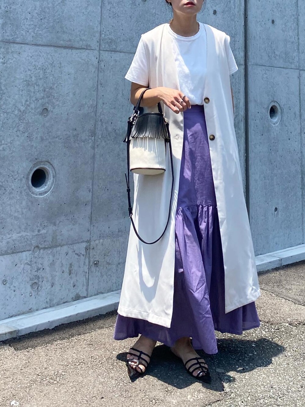 「moment+、モーメントプラス、ロングジレ、ジレスタイル、ジレコーデ、PICHI、マーメイドスカート、パープル、HEWN、BONLECILL、白Tシャツ、きれいめカジュアル、オトナカジュアル、ママコーデ、夏コーデ」｜「moment+のエステルストレッチノーカラーロングジレベスト（ベスト、ホワイト系）」を使った、mikaさん（レディース・157cm）の夏コーディネートの4枚目の写真