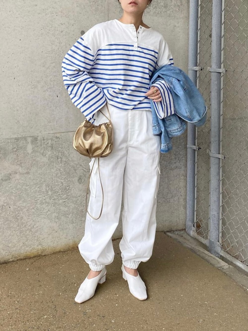 「bab、babshowroom、ボーダー、ボーダートップス、ブルー、ブルー x ホワイト、GRL、グレイル、カーゴパンツ、Fabby fabby、甲深パンプス、巾着バッグ、メタリック、きれいめカジュアル、オトナカジュアル」｜「GRLのアイテム（カーゴパンツ、ホワイト系）」を使った、mikaさん（レディース・157cm）の冬コーディネートの4枚目の写真