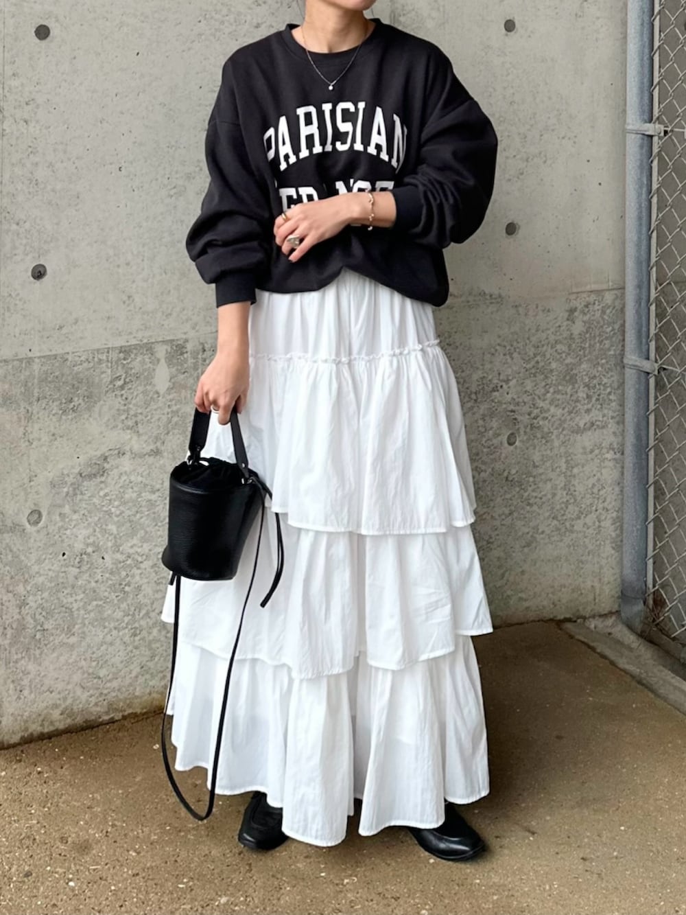 「notch.、notch. by yui、ティアードスカート、ロングスカート、モノトーン、オトナカジュアル、オトナ女子、春コーデ、春服コーデ、大人かわいい、春服みてみて、ママファッション、スウェット、スウェットコーデ、大人女子」｜「coca（coca）のアイテム（スウェット、ブラック系）」を使った、mikaさん（レディース・157cm）の春コーディネートの4枚目の写真