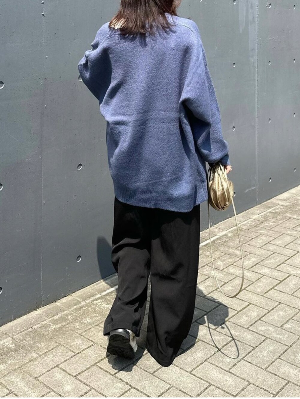 「ANGIE VINTAGE、ANGIE、angie_ootd、angie_vintage、カーディガン、カーディガンコーデ、オーバーサイズ、オーバーサイズニット、サロペット、evernavy、HEWN、ファーサンダル、巾着バッグ、オトナカジュアル、きれいめカジュアル」｜「ANGIEの【2023AW】オーバーサイズVネックニットカーディガン（カーディガン/ボレロ、ブルー系）」を使った、mikaさん（レディース・157cm）の夏コーディネートの3枚目の写真