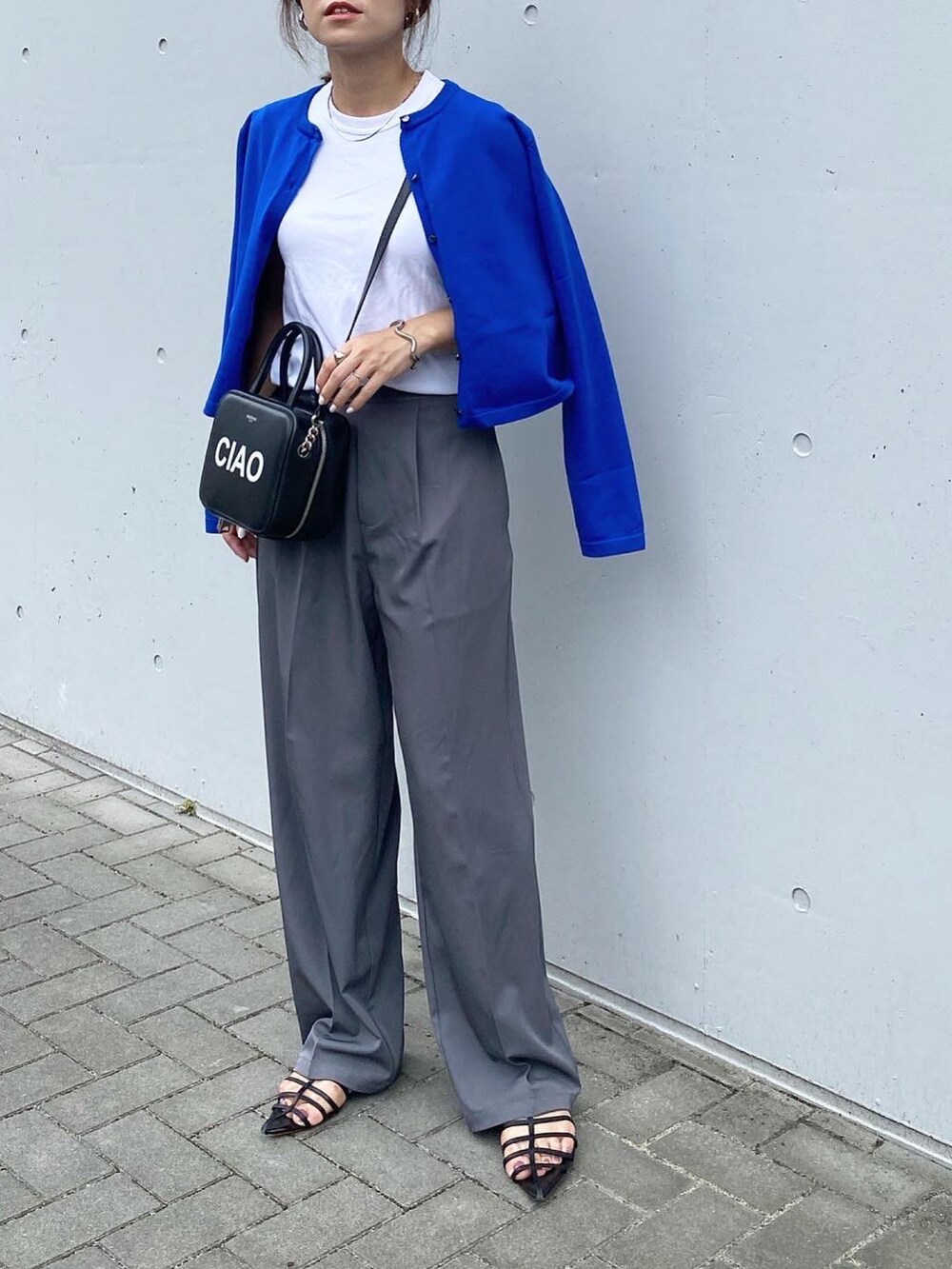 「feepur、カーディガン、カーディガンコーデ、BONLECILL、michino、パンツスタイル、HEWN、シンプル、ブルー、秋先取りコーデ、秋コーデ、オトナカジュアル、きれいめカジュアル、ママコーデ、大人カジュアル」｜「BONLECILLの【2点セット】2wayノーカラーテーラードジャケット/ジレ&センタープレスパンツ セットアップ【ファッション雑誌SPRiNG 7月号掲載】（セットアップ、グレー系）」を使った、mikaさん（レディース・157cm）の夏コーディネートの2枚目の写真