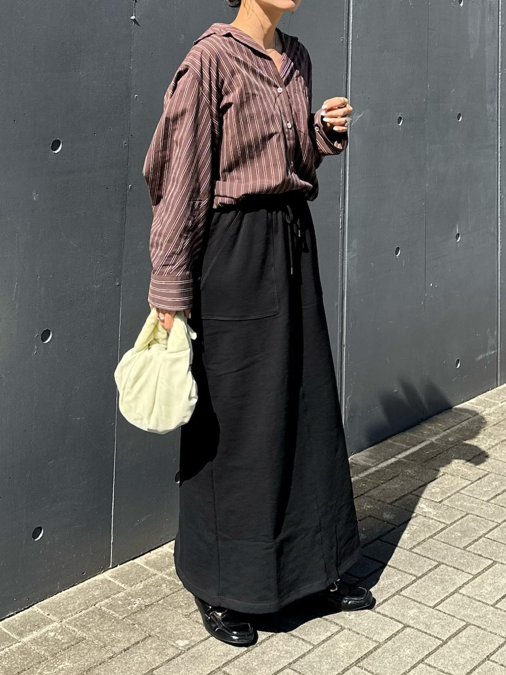 「秋コーデ、秋冬コーデ、大人コーデ、キレイめカジュアル、大人カジュアル、オトナカジュアル、大人女子、きれいめカジュアル、ブラウン、notch.、スウェット、スウェットスカート、スカートコーデ、ママコーデ、ママファッション」｜「ZARAのアイテム（シャツ/ブラウス、ブラウン系）」を使った、mikaさん（レディース・157cm）の秋コーディネートの4枚目の写真