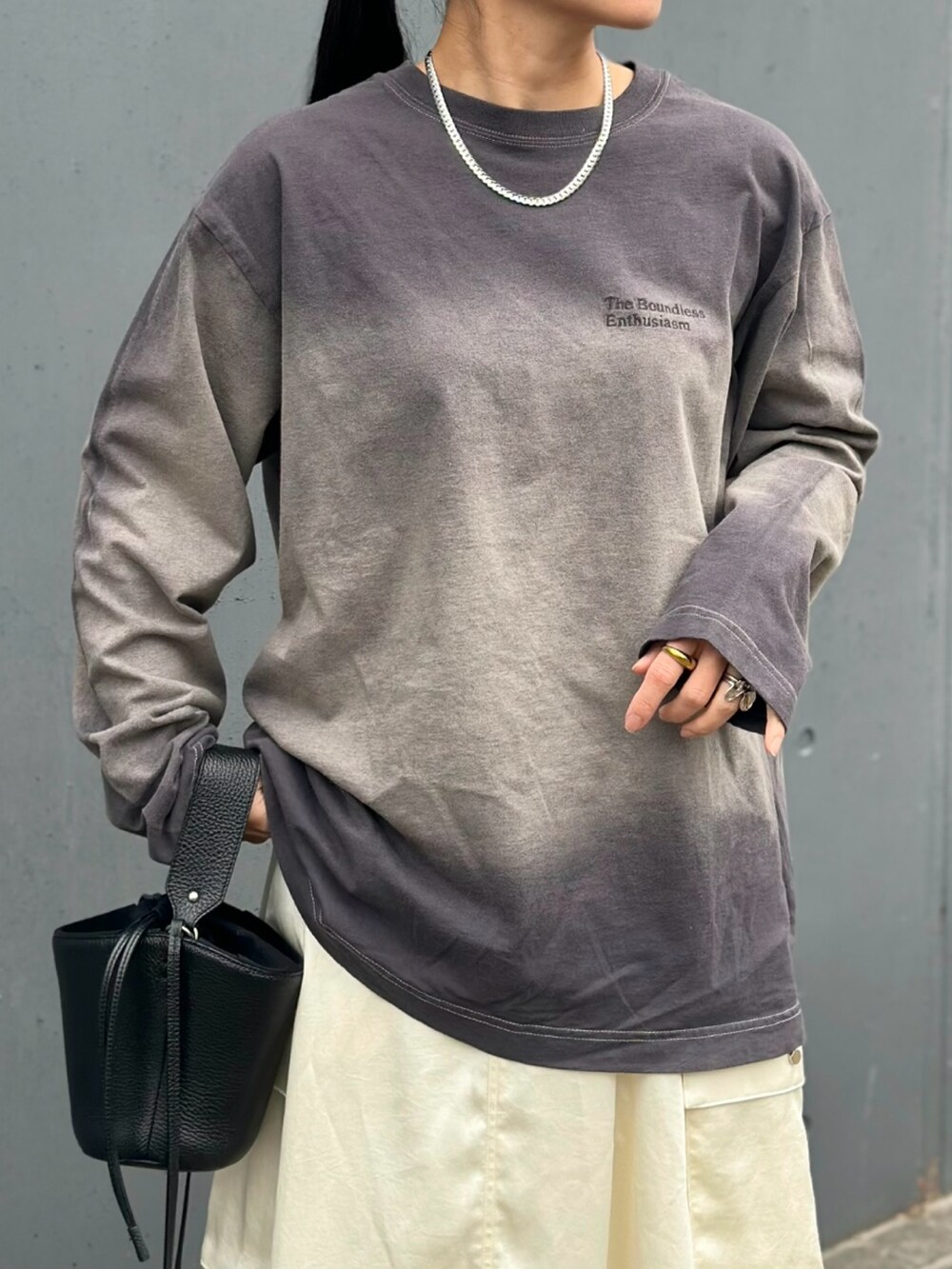 「forksy、forksy.、フォルクシー、ロンT、Tシャツ、春コーデ、大人カジュアル、オトナカジュアル、モノトーン、春服コーデ、大人ファッション、カーゴスカート、バルーンスカート、ママコーデ、サテンスカート」｜「SHOO・LA・RUEの【消臭】トラックソール チェルシー ブーツ（ブーツ、ブラック系）」を使った、mikaさん（レディース・157cm）の冬コーディネートの5枚目の写真