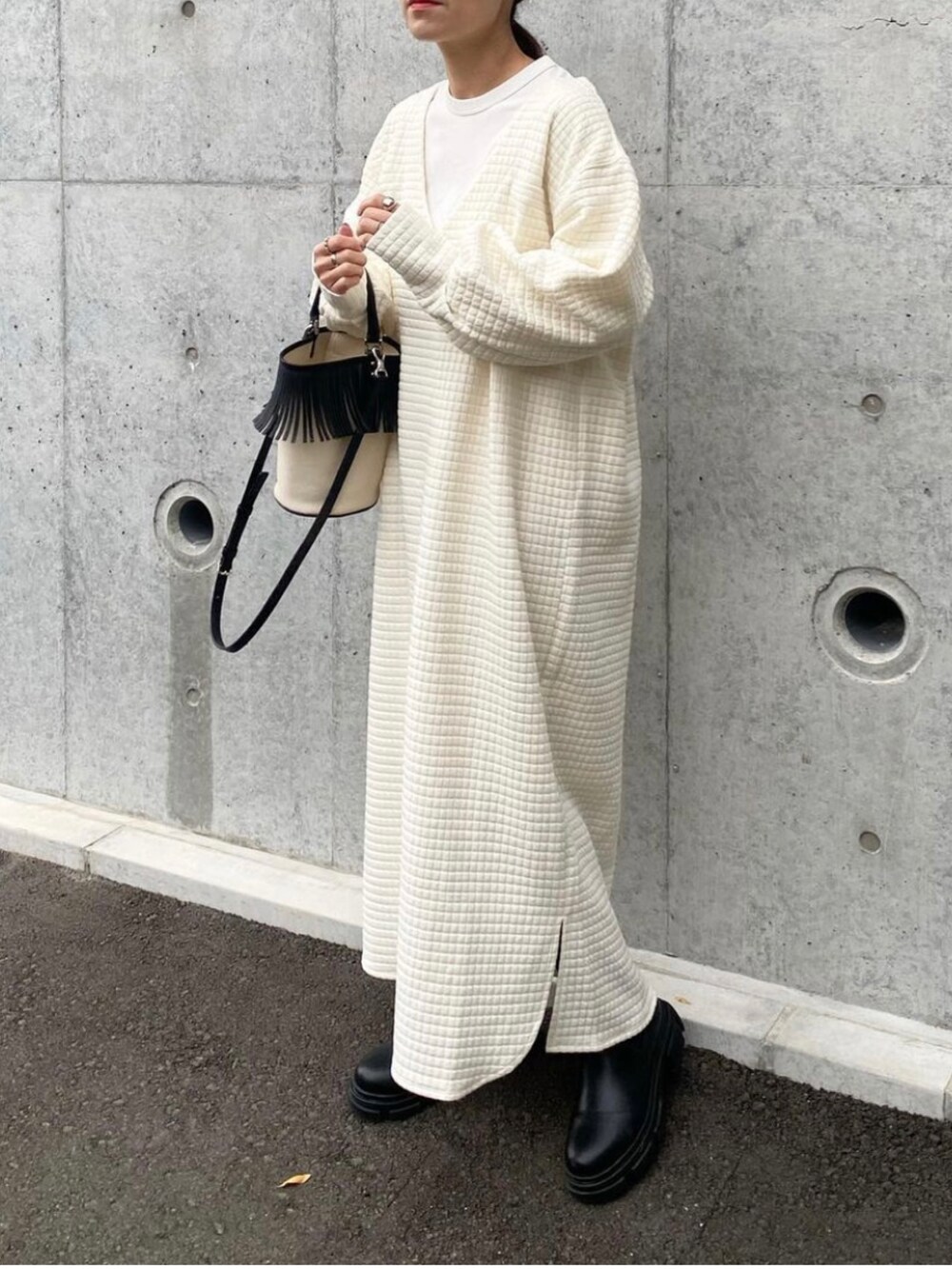 「bab、babcode、ワンピース、モノトーン、モノトーンコーデ、私の推しブランド、春服、AYAKOBAG、SHOO-LA-RUE、チェルシーブーツ、フリンジバッグ、きれいめカジュアル、オトナカジュアル、ママコーデ、ママファッション」｜「ayakobagのアイテム（バッグ、ホワイト系）」を使った、mikaさん（レディース・157cm）の冬コーディネートの2枚目の写真