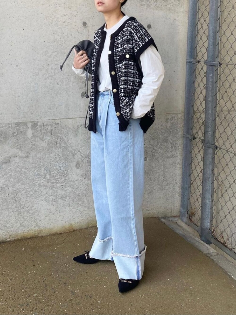 「forksy.、forksy、ターンバックデニム、デニム、デニムパンツ、ワイドパンツ、ワイドデニム、淡色デニム、ニットベスト、LeTalon、clearimpression、AYAKOBAG、巾着バッグ、きれいめカジュアル、オトナカジュアル」｜「forksy.の【forksy.】ワイドストレートターンバックデニムパンツ（デニムパンツ、ブルー系）」を使った、mikaさん（レディース・157cm）の冬コーディネートの2枚目の写真