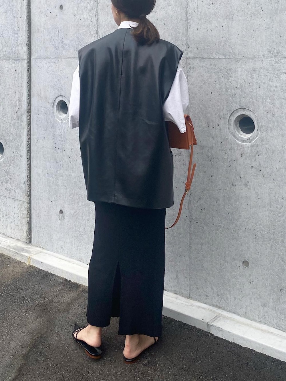 「リブタイトスカート、リブスカート、and Me、アンドミー、セルフカットスカート、タイトスカート、レザーベスト、ジレ、ジレスタイル、ZARA、HEWN、白シャツ、ママコーデ、きれいめカジュアル、オトナカジュアル」｜「ZARAのアイテム（バッグ、オレンジ系）」を使った、mikaさん（レディース・157cm）の夏コーディネートの2枚目の写真