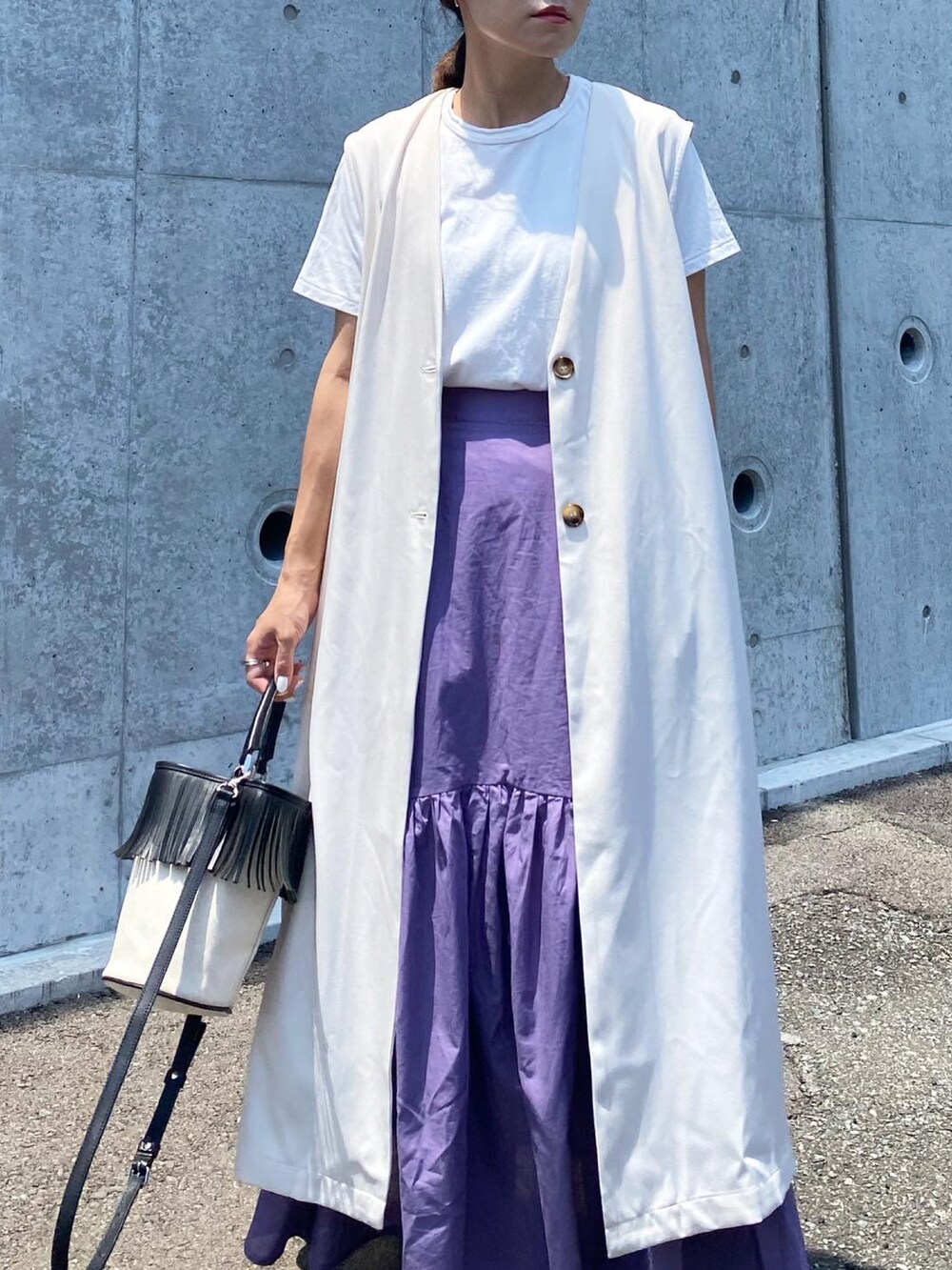 「moment+、モーメントプラス、ロングジレ、ジレスタイル、ジレコーデ、PICHI、マーメイドスカート、パープル、HEWN、BONLECILL、白Tシャツ、きれいめカジュアル、オトナカジュアル、ママコーデ、夏コーデ」｜「moment+のエステルストレッチノーカラーロングジレベスト（ベスト、ホワイト系）」を使った、mikaさん（レディース・157cm）の夏コーディネートの5枚目の写真