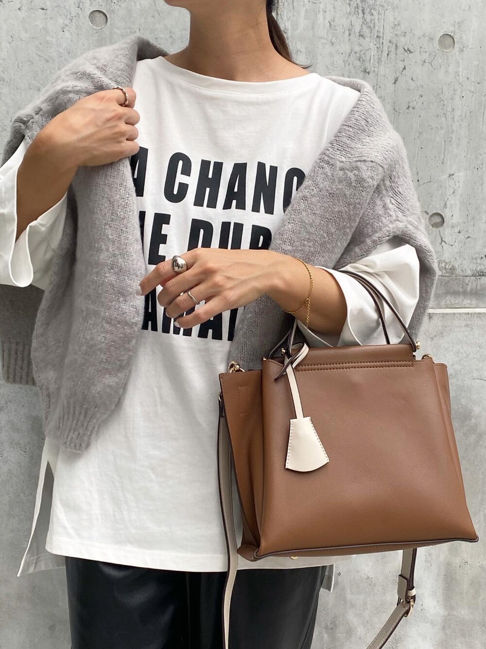 「MIAN、Trysil、秋ルック紹介するよ、mianバッグ、トライシル(TRYSIL)、ハンドバッグ、ショルダーバッグ、バイカラーバッグ、レザーパンツ、ロゴT、ブラウン、カーディガン肩かけ、きれいめカジュアル、オトナカジュアル、ママコーデ」｜「ZARAのアイテム（パンツ、ブラック系）」を使った、mikaさん（レディース・157cm）の秋コーディネートの3枚目の写真