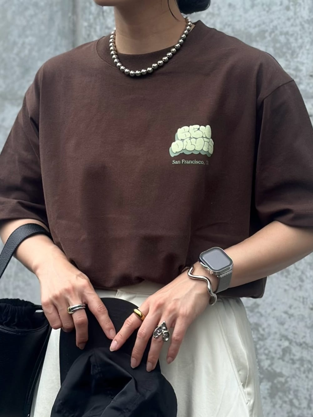 「NAVAL、naval_tokyo、NAVAL別注BENDAVIS、BEN DAVIS、ベンデイビス、夏コーデ、Tシャツ、ブラウン、グラフィックＴ、大人カジュアルコーデ、夏服、夏ファッション、大人ファッション、ママファッション、夏服コーデ」｜「BEN DAVISの【BEN DAVIS（ベンデイビス）】BUBBLE LOGO TEE NV / Tシャツ クルーネック 半袖 プリント（Tシャツ/カットソー、ブラウン系）」を使った、mikaさん（レディース・157cm）の夏コーディネートの5枚目の写真