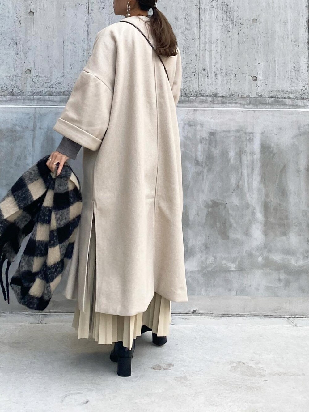 「ロングコート、ノーカラーコート、ガウンコート、plachic、aeyon、レザースカート、プリーツスカート、ZARA、マフラー、チェック、ショートブーツ、巾着バッグ、ショルダーバッグ、きれいめカジュアル、オトナカジュアル」｜「plachicのアイテム（ノーカラーコート、ホワイト系）」を使った、mikaさん（レディース・157cm）の冬コーディネートの3枚目の写真