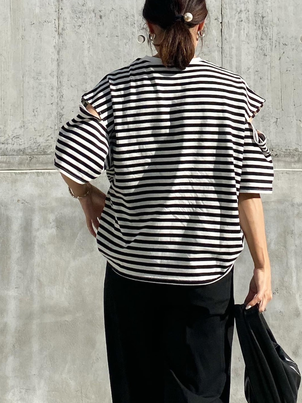 「moment+、momentplus、モーメントプラス、ボーダー、ボーダートップス、ボーダーTシャツ、カットアウト、Tシャツ、UNIQLO、タックワイドパンツ、ZARA、バレエシューズ、モノトーン、きれいめカジュアル、オトナカジュアル」｜「UNIQLOのアイテム（パンツ、ブラック系）」を使った、mikaさん（レディース・157cm）の秋コーディネートの5枚目の写真