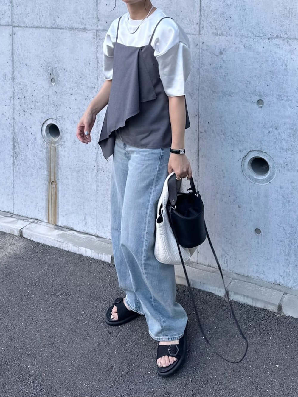 「GALLEST、ギャレスト、キャミビスチェ、レイヤードスタイル、夏ルックで気分アップ、白Tシャツ、パンツスタイル、40代ファッション、ママコーデ、ママファッション、キャミソール、キレイめカジュアル」｜「GALLESTの【セットアップ可能】サキソニービスチェ（タンクトップ、グレー系）」を使った、mikaさん（レディース・157cm）の夏コーディネートの3枚目の写真