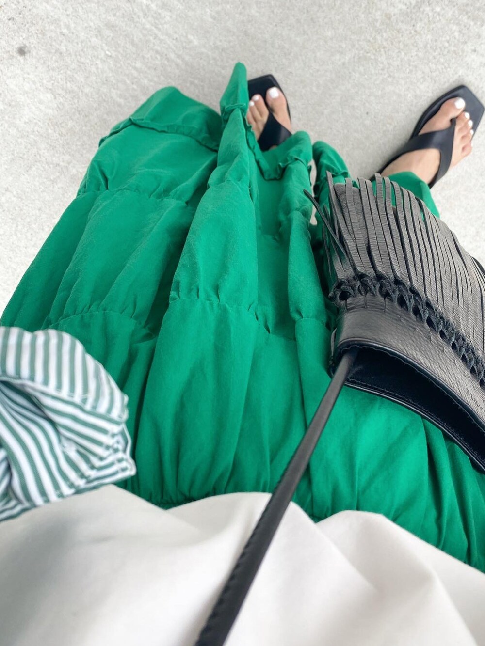 「LAUIR、JUNOAH、ティアードスカート、グリーン、グリーンスカート、フレアスカート、ロゴT、ストライプシャツ、plachic、aeyon、UNIQLO、トングサンダル、ショルダーバッグ、オトナカジュアル、きれいめカジュアル」｜「LAUIRのギャザーフリルティアードマキシスカート（スカート、グリーン系）」を使った、mikaさん（レディース・157cm）の夏コーディネートの5枚目の写真