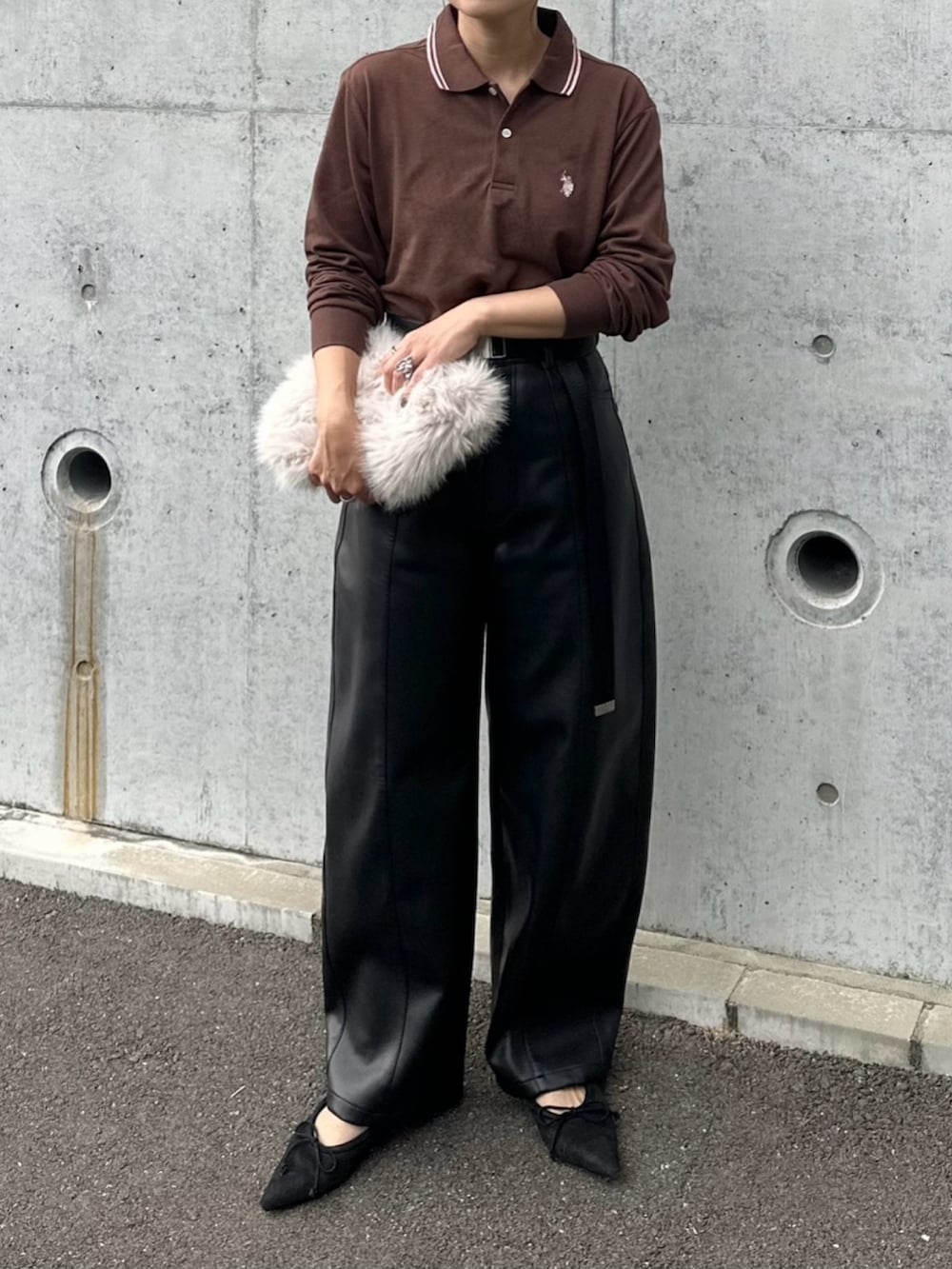 ブラック系のその他パンツ、ブラック系のサンダル、ブラウン系のポロシャツを着用したレディースの秋コーディネートの3枚目の写真
