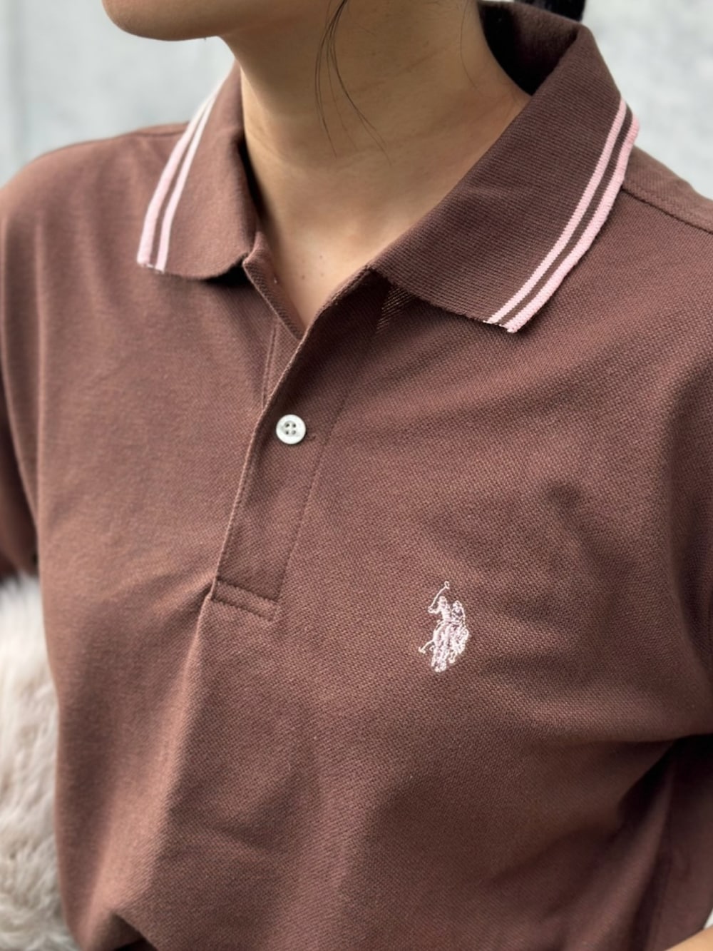 ブラック系のその他パンツ、ブラック系のサンダル、ブラウン系のポロシャツを着用したレディースの秋コーディネートの5枚目の写真