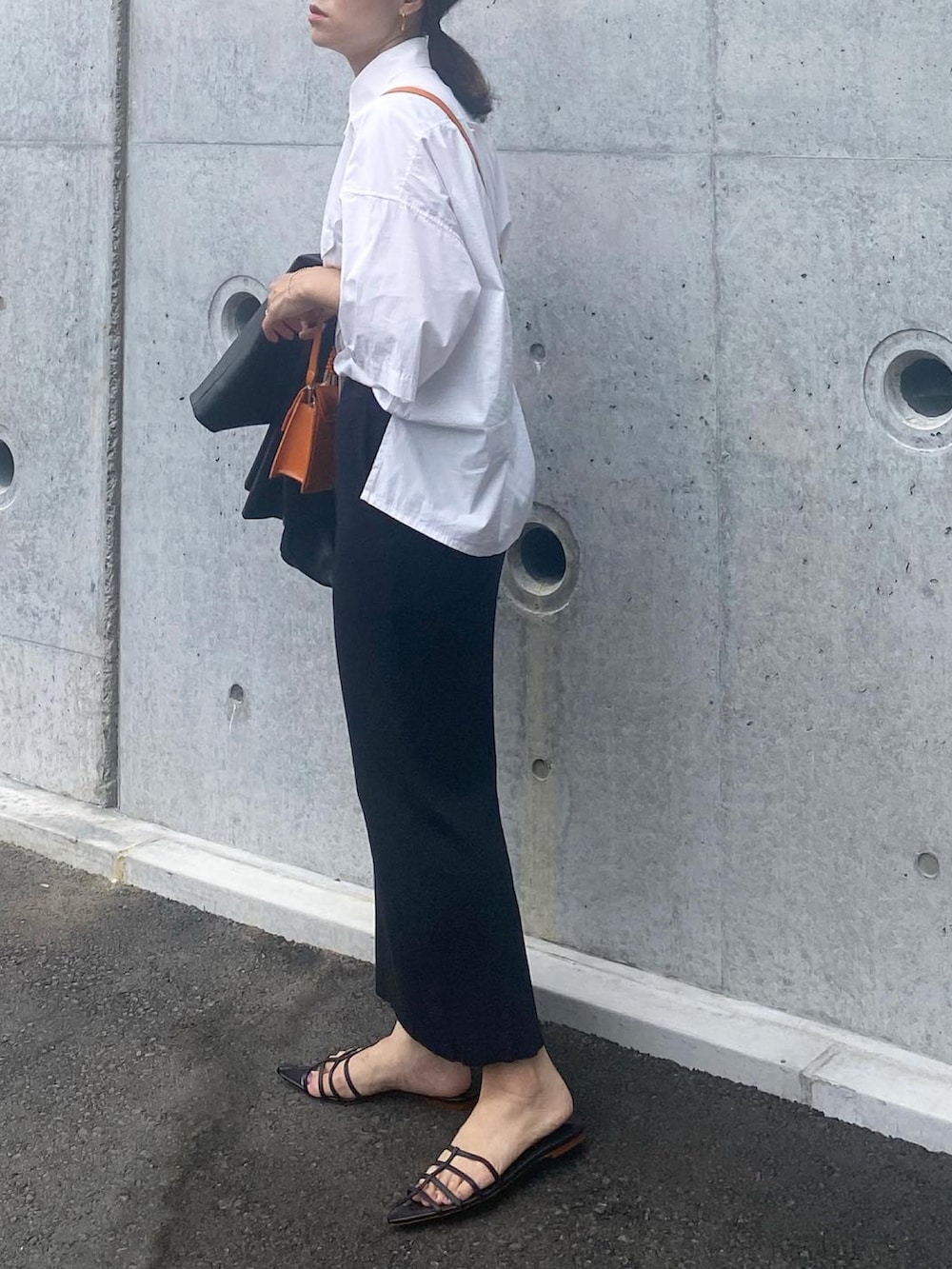 「リブタイトスカート、リブスカート、and Me、アンドミー、セルフカットスカート、タイトスカート、レザーベスト、ジレ、ジレスタイル、ZARA、HEWN、白シャツ、ママコーデ、きれいめカジュアル、オトナカジュアル」｜「ZARAのアイテム（バッグ、オレンジ系）」を使った、mikaさん（レディース・157cm）の夏コーディネートの4枚目の写真
