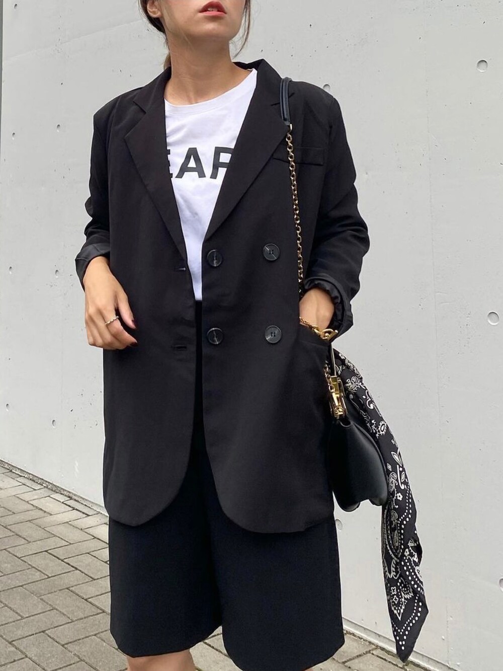 「テーラードジャケット、ジャケット、ジャケットスタイル、セットアップ風、plachic、ZARA、バミューダパンツ、ZANCHETTI、manipuri、スカーフ、スニーカー、グリーン、New Balance、オトナカジュアル、きれいめカジュアル」｜「plachicのアイテム（テーラードジャケット、ホワイト系）」を使った、mikaさん（レディース・157cm）の秋コーディネートの5枚目の写真