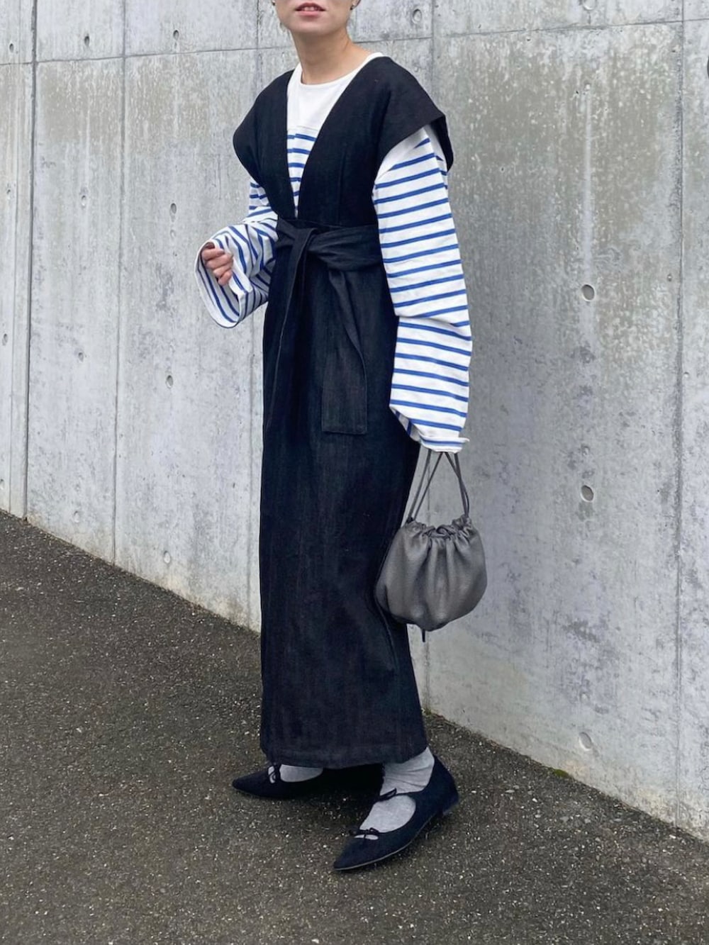 「bab、babshowroom、ボーダー、ボーダートップス、デニム、デニムワンピース、春コーデ、ワンピース、ほめられ本命コーデ、LeTalon、リボンパンプス、AYAKOBAG、巾着バッグ、きれいめカジュアル、オトナカジュアル」｜「LE TALONのポインテッドダブルリボンフラット（その他シューズ、ブラック系）」を使った、mikaさん（レディース・157cm）の冬コーディネートの2枚目の写真